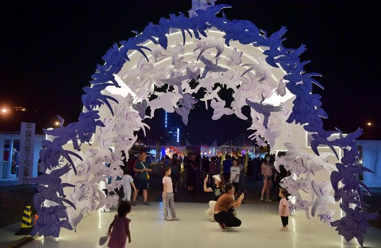 2023「芸術の夜」でライトアップされた中華世紀壇