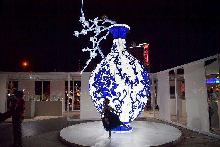 2023「芸術の夜」でライトアップされた中華世紀壇