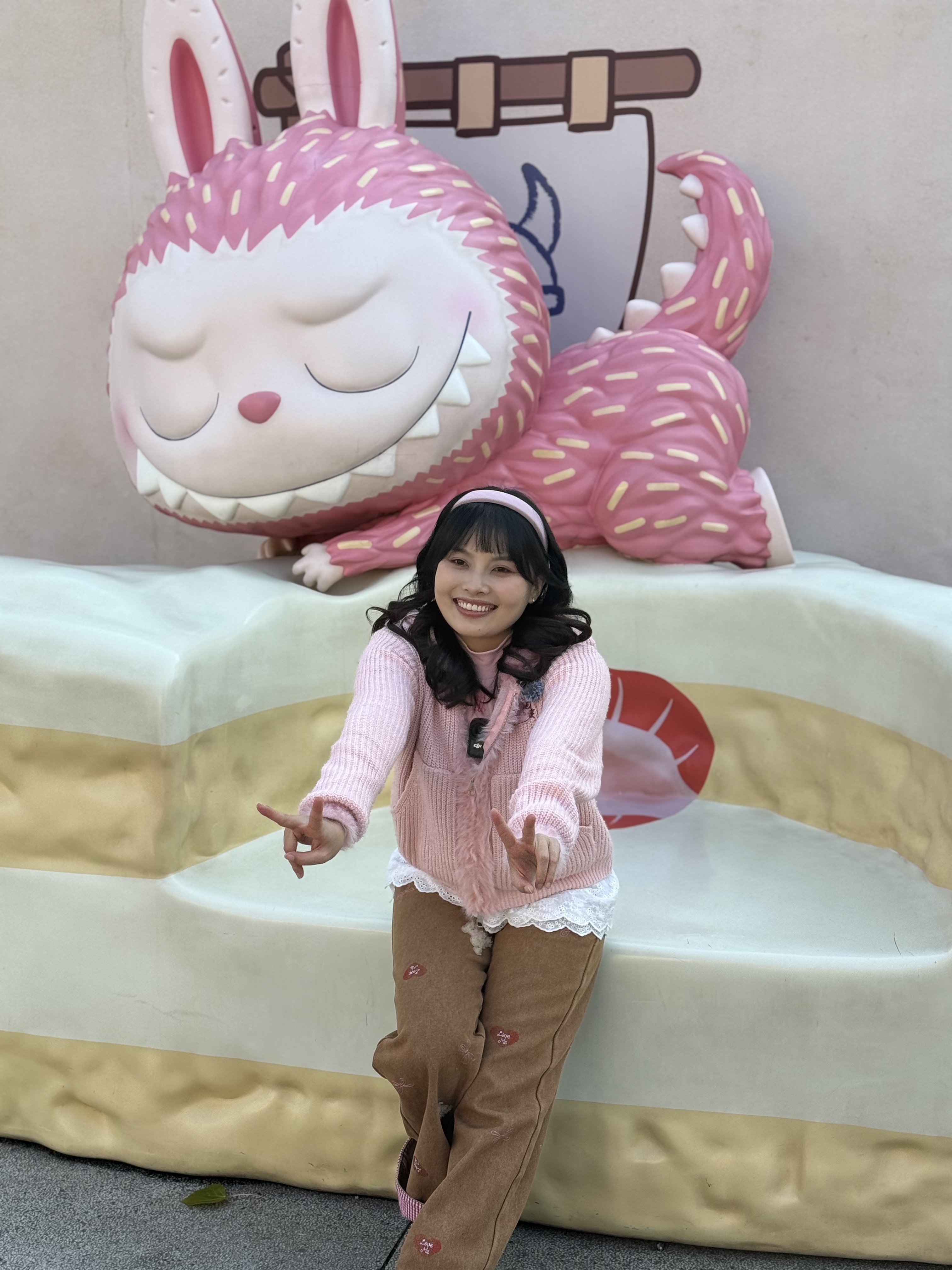 越南网红博主与IP玩偶合影  摄影 王亮.jpg