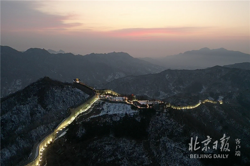 雄壮な万里の長城で初日の出を迎える