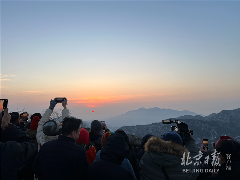 雄壮な万里の長城で初日の出を迎える