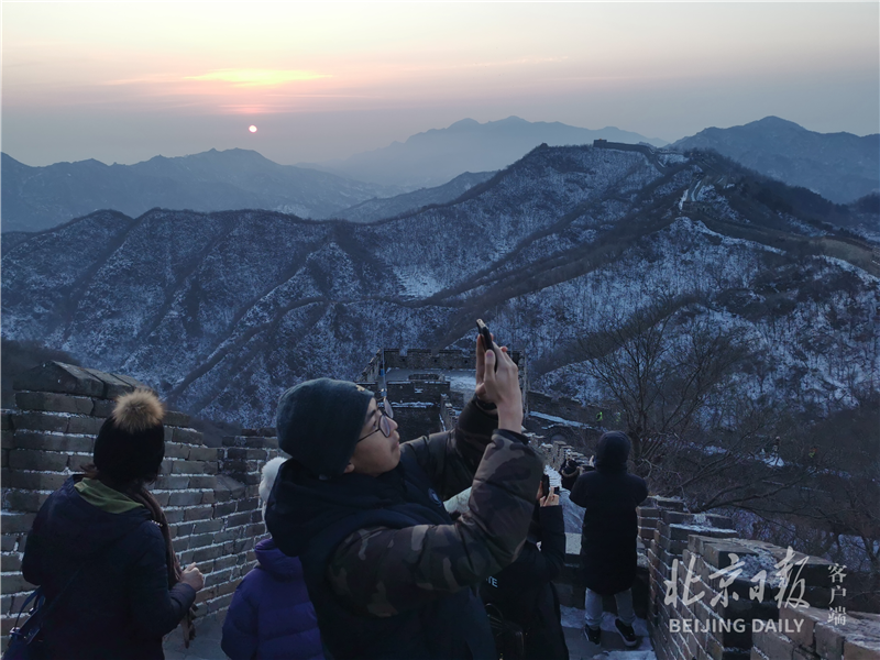 雄壮な万里の長城で初日の出を迎える