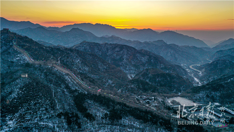 雄壮な万里の長城で初日の出を迎える